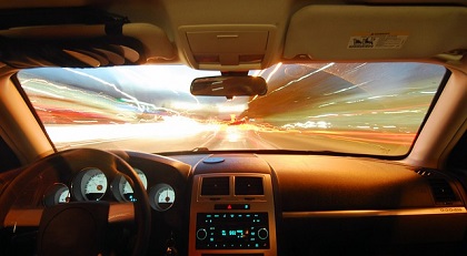 車検ではフロントガラスにシールやドライブレコーダーを貼っても通るのか？