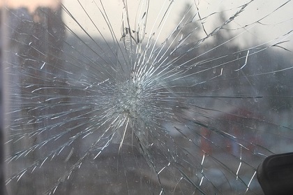 飛び石で傷の入ったフロントガラスで車検には通るのか？