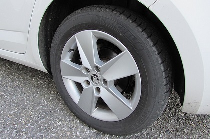 タイヤ交換は車検前と車検時のどちらが安くできるのか？